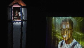 « Quand on dort on n’a pas faim » ce show créé par Anthony Martine explore la difficulté à se sortir d’un référentiel blanc, hétéro et cisgenre - Critique sortie Avignon / 2026 Avignon Avignon Off. Théâtre de la Manufacture