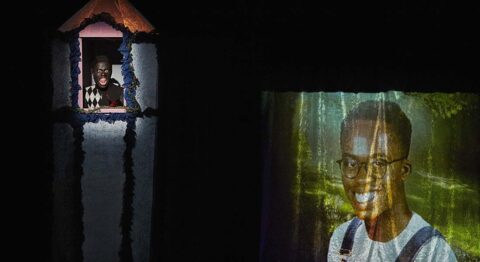« Quand on dort on n’a pas faim » ce show créé par Anthony Martine explore la difficulté à se sortir d’un référentiel blanc, hétéro et cisgenre - Critique sortie Avignon / 2026 Avignon Avignon Off. Théâtre de la Manufacture