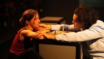 La pièce de Sylvain Bastonero « Rencontre avec Snowden » interroge la servitude volontaire et l’aveuglement démocratique - Critique sortie Avignon / 2026 Avignon Avignon Off. La Factory