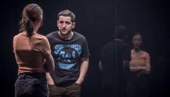 « Séisme » de Duncan Macmillan par Robin Ormond : vibrante partition et interprétation éblouissante - Critique sortie Théâtre Paris Théâtre du Petit Saint-Martin