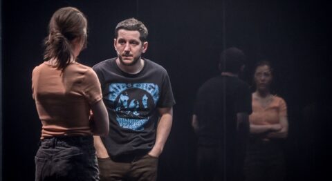 « Séisme » de Duncan Macmillan par Robin Ormond : vibrante partition et interprétation éblouissante - Critique sortie Théâtre Paris Théâtre du Petit Saint-Martin
