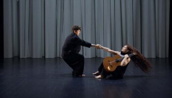 Aurélien Bory crée « Sept larmes pour Elisabeth » avec la Chorégraphe Aure Wachter et le musicien Thibaut Garcia - Critique sortie Danse Montpellier Théâtre Jean-Claude Carrière - Domaine d’O