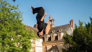 « Sillages » de Léo Ricordel et Quentin Beaufils croise documentaire, musique, cirque, danse, théâtre… - Critique sortie Avignon / 2026 Avignon Avignon Off. Théâtre du Train Bleu - Jardins du Carmel