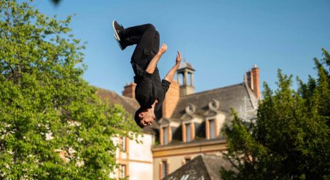 « Sillages » de Léo Ricordel et Quentin Beaufils croise documentaire, musique, cirque, danse, théâtre… - Critique sortie Avignon / 2026 Avignon Avignon Off. Théâtre du Train Bleu - Jardins du Carmel