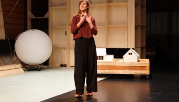 Avec « Illusions », Yordan Goldwaser propose un objet théâtral métaphysique qui explore les contours de la vie amoureuse et tente d’en extraire la substance véritable - Critique sortie Théâtre Paris Théâtre de la Tempête