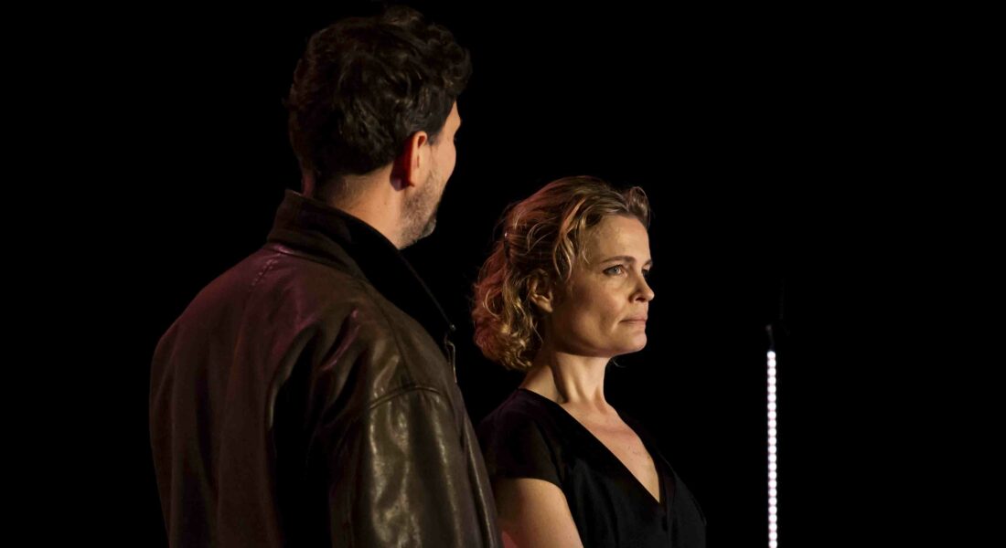 « L&rsquo; Amant » d&rsquo;Harold Pinter, Thierry Harcourt replonge avec nuance et précision dans l’univers déstabilisant de Pinter - Critique sortie Théâtre Paris 75009 Théâtre de Paris - Salle Réjane