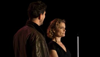 « L&rsquo; Amant » d&rsquo;Harold Pinter, Thierry Harcourt replonge avec nuance et précision dans l’univers déstabilisant de Pinter - Critique sortie Théâtre Paris 75009 Théâtre de Paris - Salle Réjane