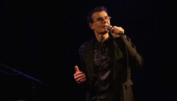 Stéphane Barrière nous entraîne dans un monde fantastique et attachant avec « L’homme héron » - Critique sortie Avignon / 2026 Avignon Avignon Off. Théâtre de l’Arrache-Cœur