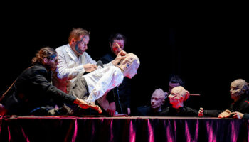 Acteurs et marionnettes se mélangent dans l’incisif « Révizor » de Clara Koskas - Critique sortie Avignon / 2026 Avignon Avignon Off. La Factory - Théâtre de L’Oulle