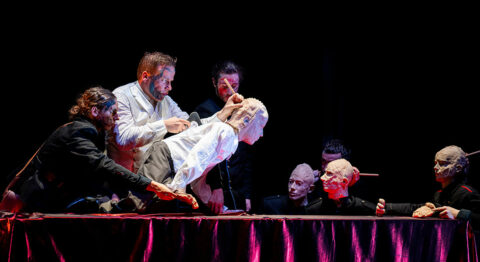 Acteurs et marionnettes se mélangent dans l’incisif « Révizor » de Clara Koskas - Critique sortie Avignon / 2026 Avignon Avignon Off. La Factory - Théâtre de L’Oulle