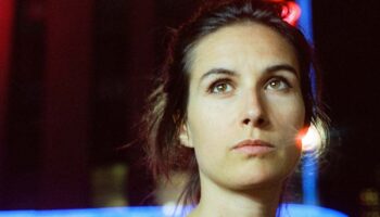 Marion Siéfert traque les nouvelles technologies, l’IA et le pouvoir du silence dans « Bunker » - Critique sortie Avignon / 2026 Avignon Festival d’Avignon. La Fabrica