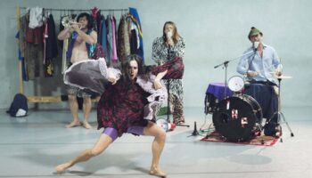 Dans l’« Opéra Punk », les artistes de Brut Movement improvisent et séduisent - Critique sortie Avignon / 2026 Avignon Avignon Off. Théâtre des Doms