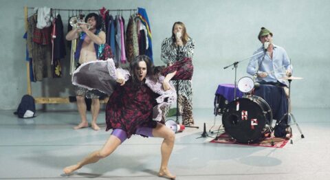 Dans l’« Opéra Punk », les artistes de Brut Movement improvisent et séduisent - Critique sortie Avignon / 2026 Avignon Avignon Off. Théâtre des Doms