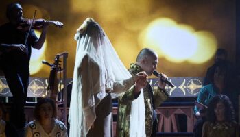 Abdelwaheb Sefsaf se livre dans son « Alif », concert théâtral autofictionnel sur l’apprentissage - Critique sortie Avignon / 2026 Avignon Avignon Off. Le 11. Avignon