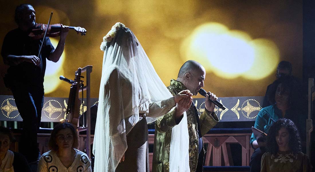 Abdelwaheb Sefsaf se livre dans son « Alif », concert théâtral autofictionnel sur l’apprentissage - Critique sortie Avignon / 2026 Avignon Avignon Off. Le 11. Avignon