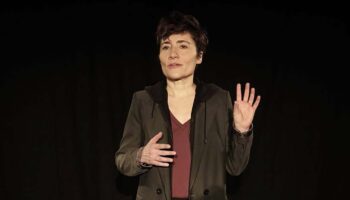 Antoine Colnot et Anne Rehbinder guident Anne Jeanvoine dans « Antigone des supermarchés », un patchwork sensible et intime - Critique sortie Avignon / 2026 Avignon Avignon Off. Le 11. Avignon