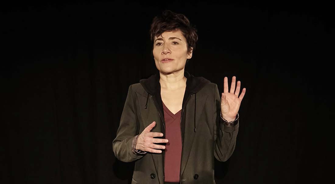 Antoine Colnot et Anne Rehbinder guident Anne Jeanvoine dans « Antigone des supermarchés », un patchwork sensible et intime - Critique sortie Avignon / 2026 Avignon Avignon Off. Le 11. Avignon