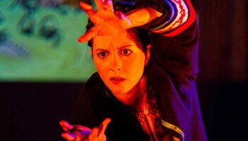 « Baba Yaga » de Guillaume Trouillard et Astrid Boitel, dialogue singulier entre image, corps et son - Critique sortie Avignon / 2026 Avignon Avignon Off. Théâtre Golovine