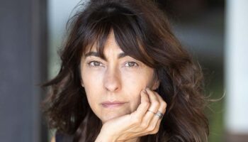 Christiane Jatahy imagine une suite au drame de Henrik Ibsen dans sa mise en scène « Un procès – après l’ennemi du peuple » - Critique sortie Avignon / 2026 Avignon Festival d’Avignon. Gymnase du lycée Aubanel