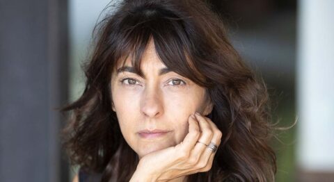Christiane Jatahy imagine une suite au drame de Henrik Ibsen dans sa mise en scène « Un procès – après l’ennemi du peuple » - Critique sortie Avignon / 2026 Avignon Festival d’Avignon. Gymnase du lycée Aubanel