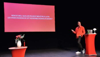 Superamas crée « Danemark » : conférence-performance ludique et politique sur le bonheur danois et nos choix de société - Critique sortie Avignon / 2026 Avignon Le 11. Avignon