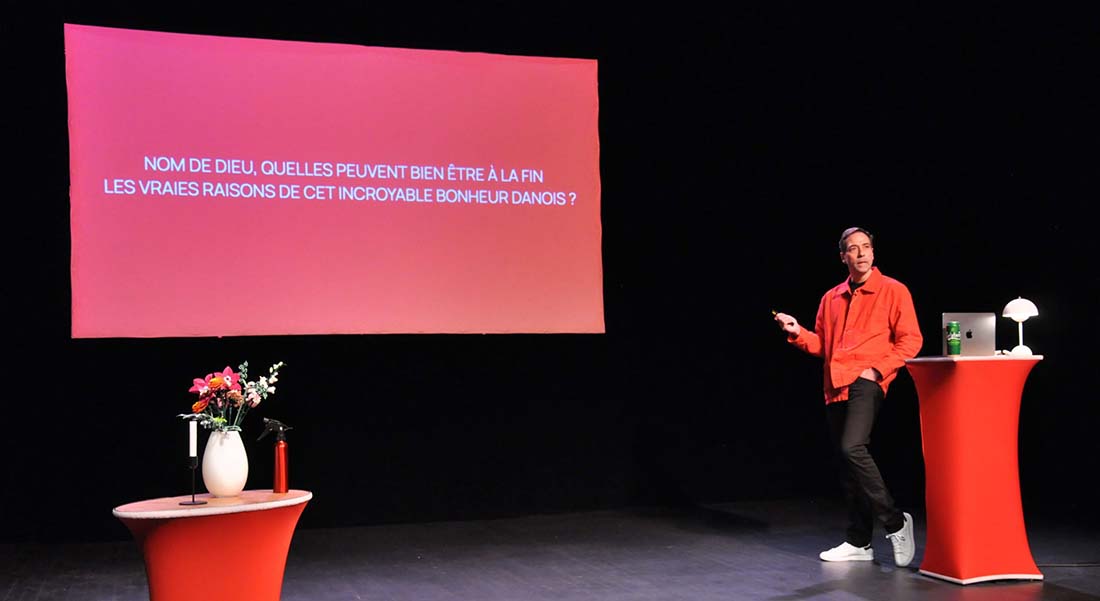 Superamas crée « Danemark » : conférence-performance ludique et politique sur le bonheur danois et nos choix de société - Critique sortie Avignon / 2026 Avignon Le 11. Avignon