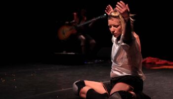 « Études pour Chevalières-duo » : Marinette Dozeville célèbre la sororité dans un duo danse/musique - Critique sortie Avignon / 2026 Avignon Avignon Off. LaScierie