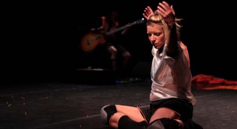 « Études pour Chevalières-duo » : Marinette Dozeville célèbre la sororité dans un duo danse/musique - Critique sortie Avignon / 2026 Avignon Avignon Off. LaScierie