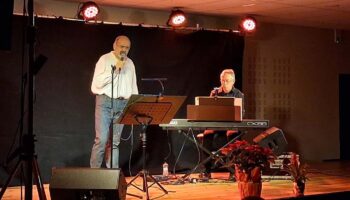 Sylvain Fabiani et Jean-Michel Botti condensent l&rsquo;univers et les engagements humanistes de Jean Ferrat dans « Ferrat l&rsquo;humaniste » - Critique sortie Avignon / 2026 Avignon Avignon off. Théâtre Humanum