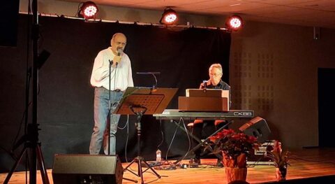 Sylvain Fabiani et Jean-Michel Botti condensent l&rsquo;univers et les engagements humanistes de Jean Ferrat dans « Ferrat l&rsquo;humaniste » - Critique sortie Avignon / 2026 Avignon Avignon off. Théâtre Humanum