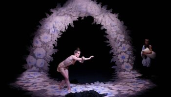 « Growing Piece » : la danse quasi-végétale de Madeleine Fournier, traversée par la lenteur et la tension du vivant - Critique sortie Avignon / 2026 Avignon Festival d’Avignon. Les Hivernales