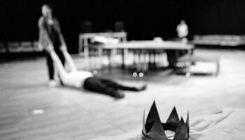 Thibault Perrenoud condense « Hamlet », spectacle itinérant pour trois interprètes - Critique sortie Avignon / 2026 Avignon Festival d’Avignon. En itinérance
