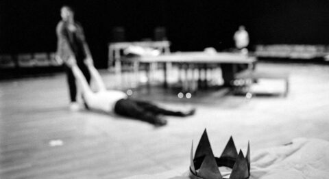 Thibault Perrenoud condense « Hamlet », spectacle itinérant pour trois interprètes - Critique sortie Avignon / 2026 Avignon Festival d’Avignon. En itinérance