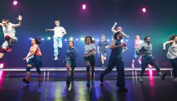 Katerina Andreou crée « How Romantic » et invite les 14 danseurs de la compagnie norvégienne Carte Blanche - Critique sortie Avignon / 2026 Avignon Festival d’Avignon. La Fabrica