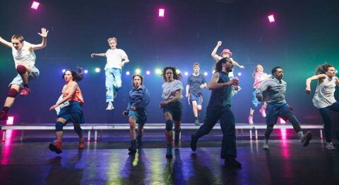 Katerina Andreou crée « How Romantic » et invite les 14 danseurs de la compagnie norvégienne Carte Blanche - Critique sortie Avignon / 2026 Avignon Festival d’Avignon. La Fabrica