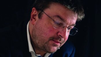 « Tout le monde écrit des chansons » : Julien Joubert fait découvrir au public de manière ludique les ressorts de la musique - Critique sortie Avignon / 2026 Avignon Avignon Off. La Scala Provence