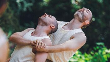 « Juste un moment », duo amical enlevé et facétieux des épatants Chris West et Gaël Grzeskowiak - Critique sortie Avignon / 2026 Avignon Avignon Off. Théâtre du Train Bleu
