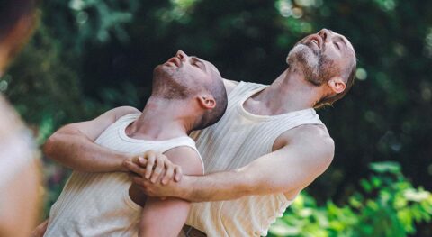 « Juste un moment », duo amical enlevé et facétieux des épatants Chris West et Gaël Grzeskowiak - Critique sortie Avignon / 2026 Avignon Avignon Off. Théâtre du Train Bleu