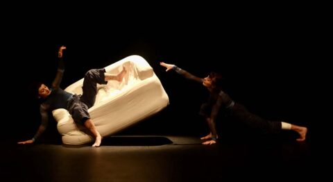 « Kairós » : un canapé comme terrain de jeu pour Maria Pinho et Charline Nolin - Critique sortie Avignon / 2026 Avignon Avignon Off. Théâtre Golovine