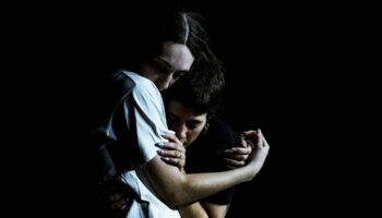 « La Breva » de Dafne Bianchi et Anaïs Mauri, réminiscences sur les rives du Lac de Côme - Critique sortie Avignon / 2026 Avignon Avignon Off. La Parenthèse