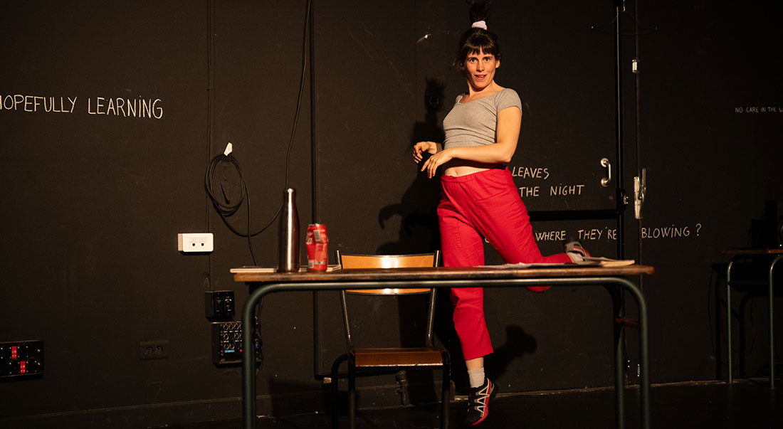 « La Tête loin des épaules » : Kristina Chaumont questionne la souffrance psychique et les enjeux politiques - Critique sortie Avignon / 2026 Avignon Avignon Off. Théâtre du Train Bleu