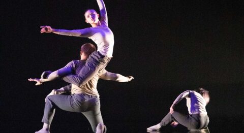 Huang Wen-Jen revient vient avec « Lost Connection » ou Quand la technologie infiltre le corps - Critique sortie Avignon / 2026 Avignon Avignon Off. Les Hivernales CDCN