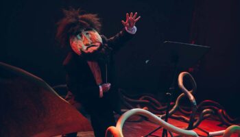 « MICHI » de Stephy Tsui, une œuvre solo de théâtre physique entre silence, mime et mouvement - Critique sortie Avignon / 2026 Avignon Avignon off. Théâtre Transversal