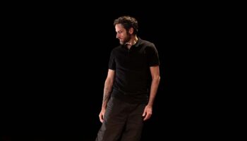« Os » de Youness Aboulakoul, une plongée dans un espace cosmique surprenant. - Critique sortie Avignon / 2026 Avignon Avignon Off. La Parenthèse