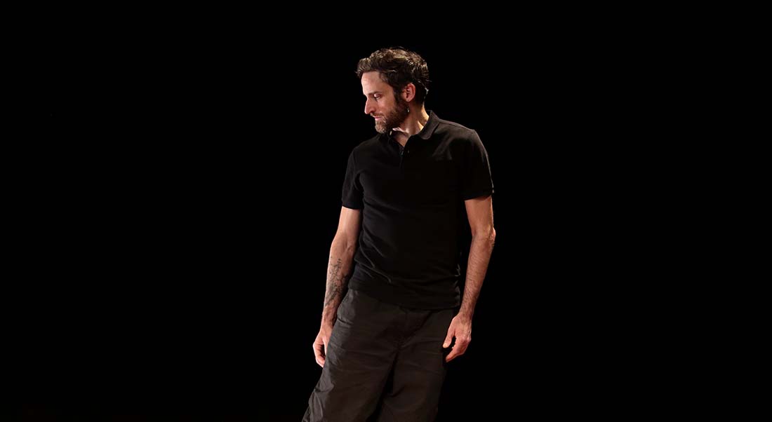 « Os » de Youness Aboulakoul, une plongée dans un espace cosmique surprenant. - Critique sortie Avignon / 2026 Avignon Avignon Off. La Parenthèse
