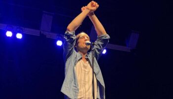 « Je ne suis pas Johnny », un seul en scène réflexif sur la figure de l’idole, par Guillaume Marquet et Nathalie Sandoz - Critique sortie Avignon / 2026 Avignon Avignon Off. La Factory - Les Antonins
