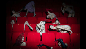 « Revue », un solo de Sarah Adjou en bête de scène version cabaret - Critique sortie Avignon / 2026 Avignon Avignon Off. Le Train Bleu