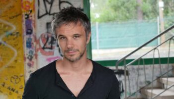 Stanislas Roquette adapte et met en scène les cahiers de doléances du Grand Débat National de 2019 avec « Doléances » - Critique sortie Avignon / 2026 Avignon Avignon Off. Théâtre du Train Bleu