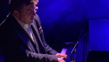 Julien Joubert revisite avec brio l’histoire de la musique dans « Une histoire de la musique en 70 minutes » - Critique sortie Avignon / 2026 Avignon Avignon Off. Théâtre de L’Oriflamme