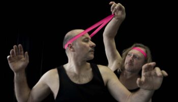Le chorégraphe Christian Ubl et le mentaliste Kurt Demey fusionnent leurs pratiques dans « What did you expect ?” - Critique sortie Avignon / 2026 Avignon Avignon Off. Les Hivernales CDCN